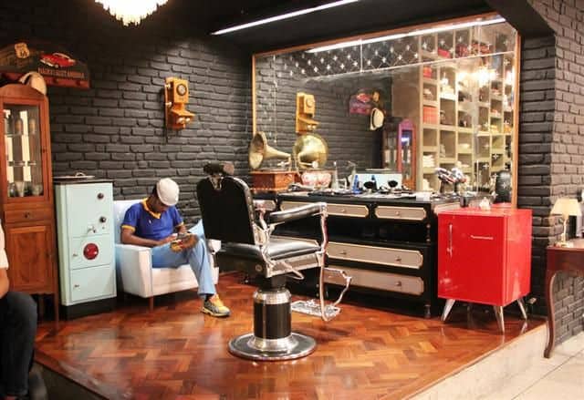 Barbearia no estilo retrô com bar