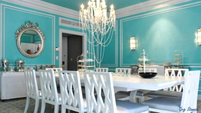 Decoração com parede azul tiffany e móveis brancos em sala de jantar45