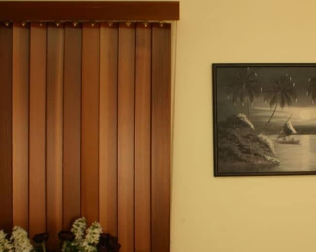Detalhe da persiana com lâminas de madeira na vertical