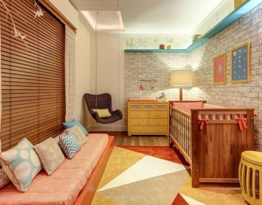 Modelo de persiana de madeira para quarto infantil combinando com a decoração