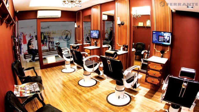 O visual da barbearia deixa o cliente com a sensação de estar em outro lugar