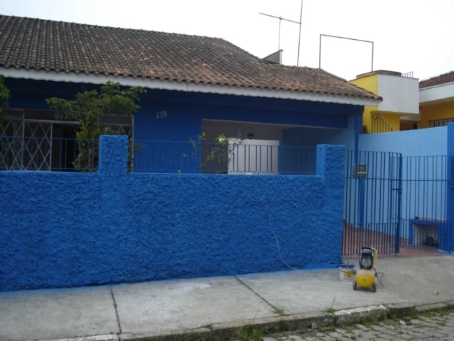 casa simples com muro chapiscado pintado de azul