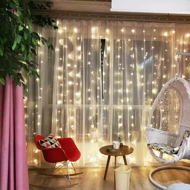 cortina de tecido com luzinhas na decoração