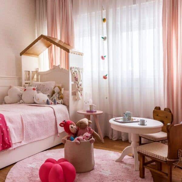 quarto infantil com cortina rosa bebê e branca