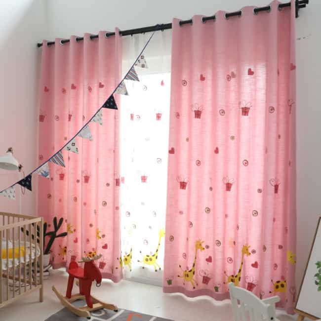 decoração de quarto infantil com cortina rosa estampada