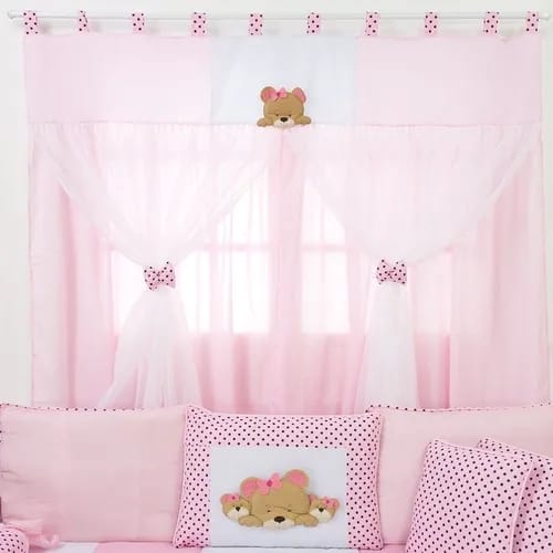 quarto de bebê com cortina rosa de ursinho