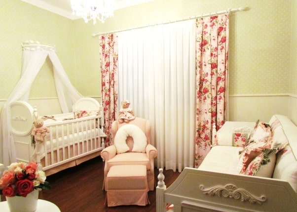 quarto infantil com cortina floral rosa