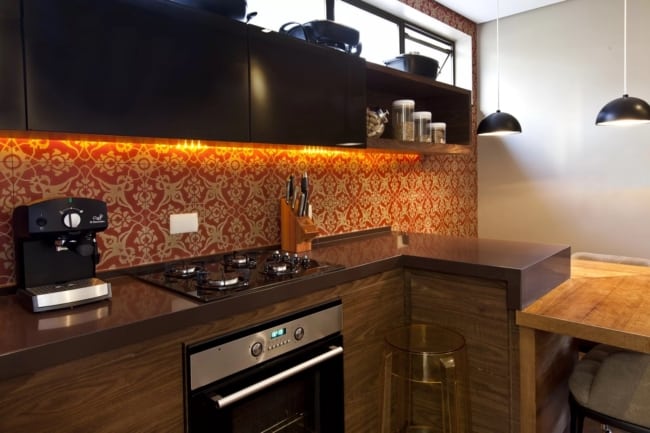 cozinha com armários em madeira e bancada de granito marrom