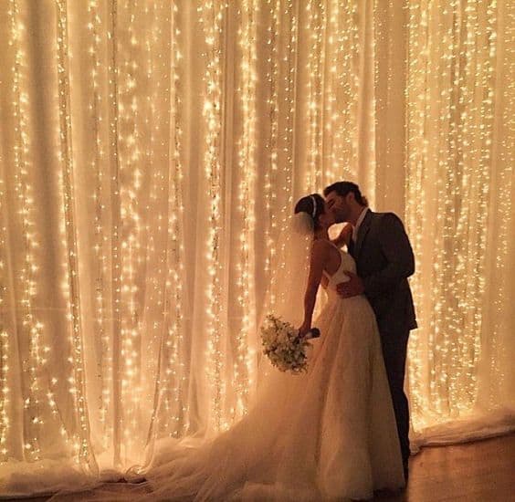 cortina de luzinhas com tecido para decoração de casamento