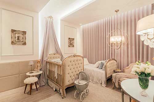 quarto de bebê com cortina rosa