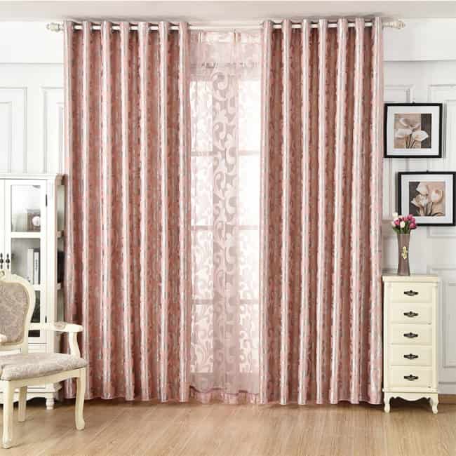 sala com cortina rosé gold até o chão