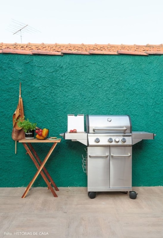 área externa decorada com muro chapiscado pintado