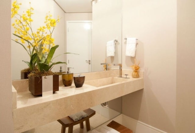 mini orquídeas amarelas no banheiro