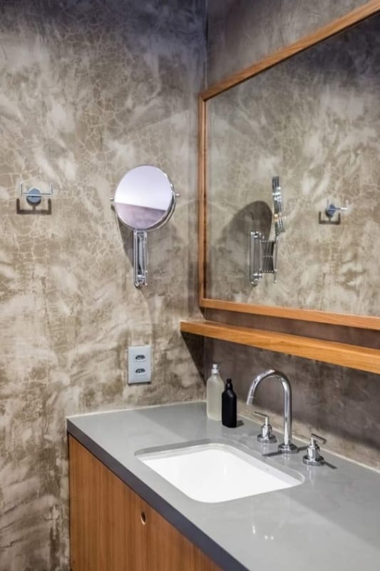 banheiro moderno com armário de compensado naval