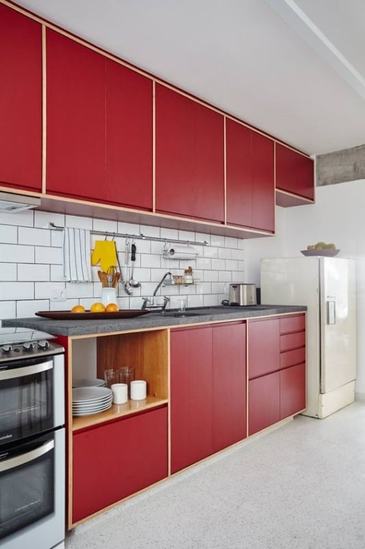 cozinha vermelha com armários de compensado naval revestidos de fórmica