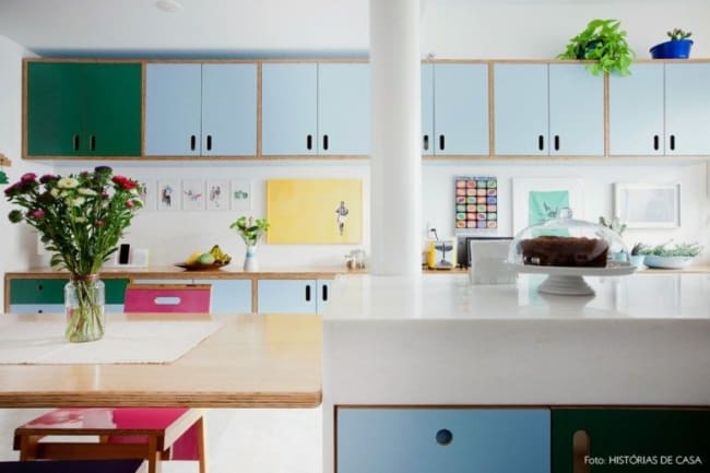 cozinha com armários coloridos em compensado naval