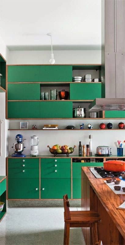 cozinha verde com armários de compensado naval