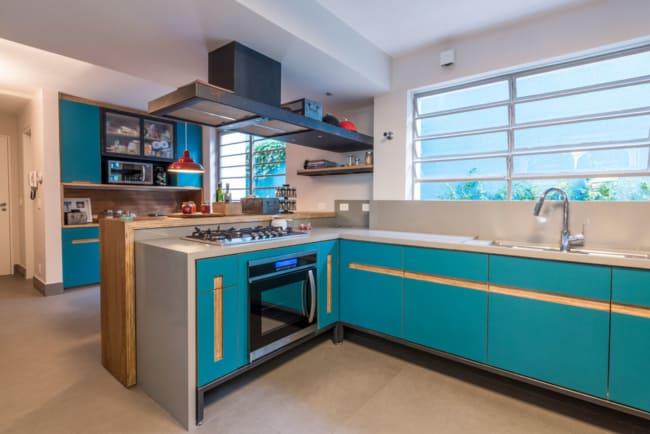 37 cozinha moderna e azul com armários de compensado naval
