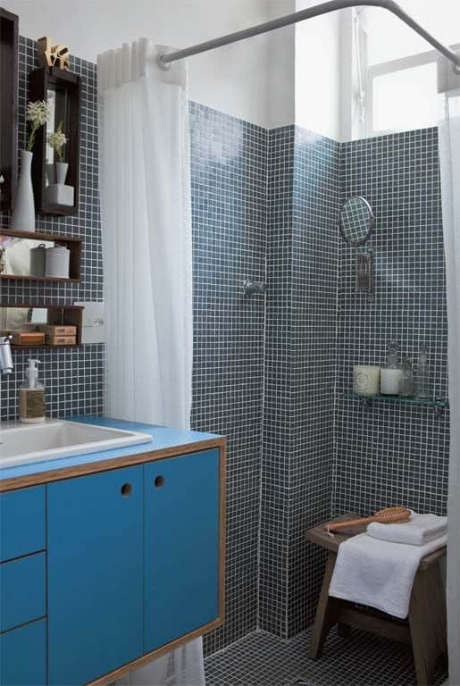 banheiro com armário azul de compensado naval