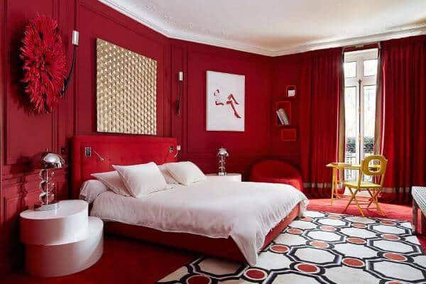 lindo quarto com cortina vermelha