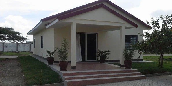 fachada de casa de isopor simples com varanda