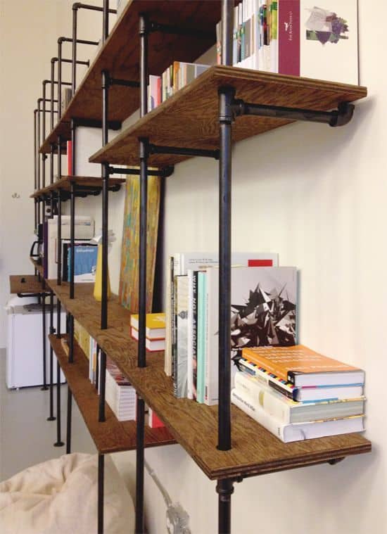 estante de livros com canos de ferro e prateleiras de madeira