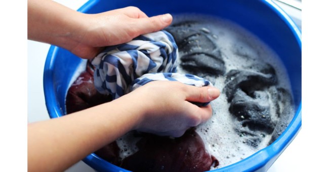 como lavar roupa na mao