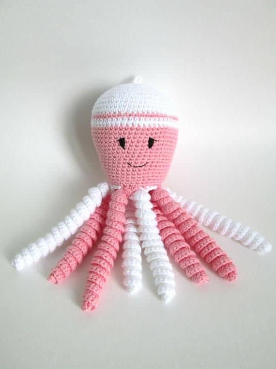 polvo de croche com tentaculos rosa e branco