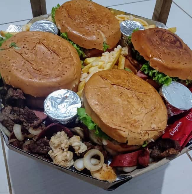 combo de lanches com aperitivos e molhos