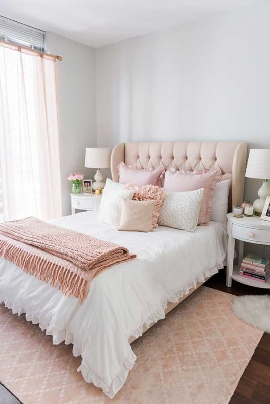 Branco gelo em quarto com mobilia em tons de rosa