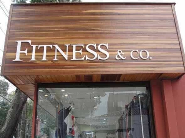 Fachada de madeira para loja de roupa fitness
