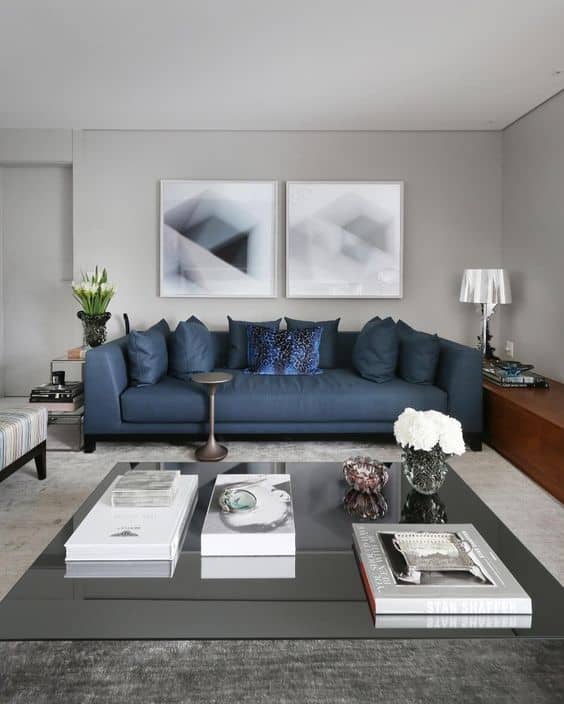 sala cinza claro com sofa azul