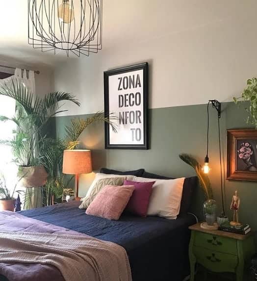 quarto com meia parede verde e plantas