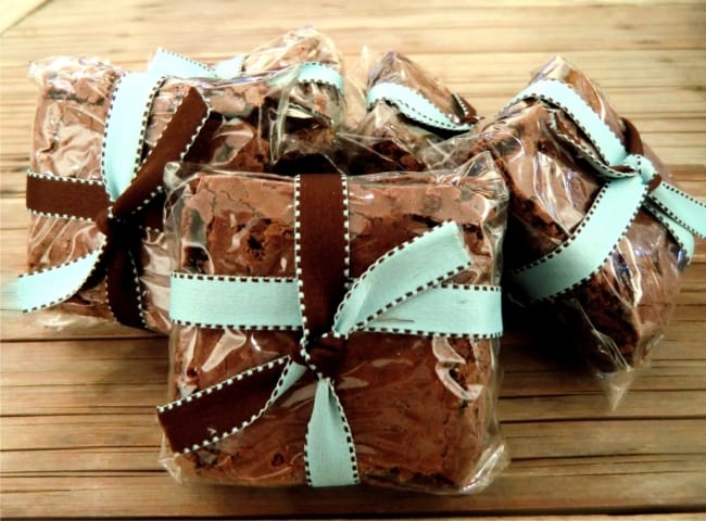 brownie embalado em papel celofane e decorado com fita