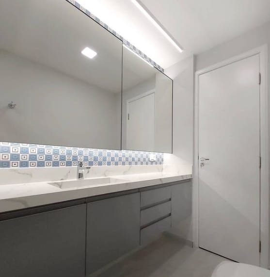 banheiro com parede cinza claro suvinil
