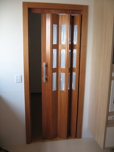 porta de madeira sanfonada com vidro