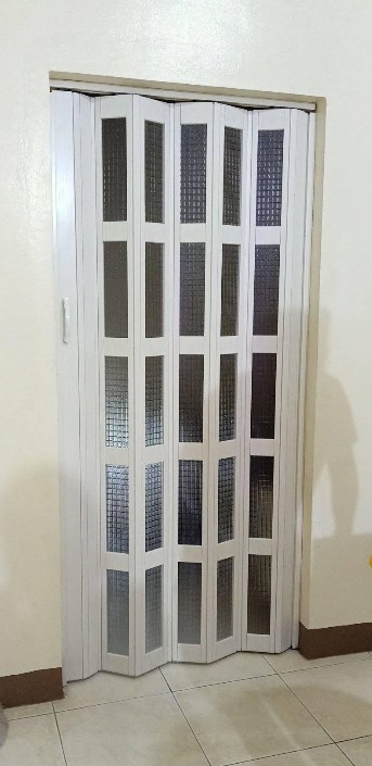 porta sanfonada branca com vidro