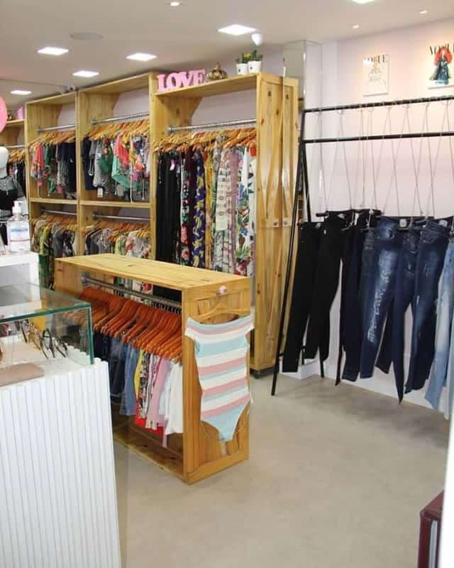 loja de roupas pequena com decoracao simples