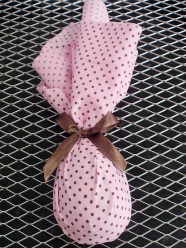 ovo de pascoa embalado em tecido rosa