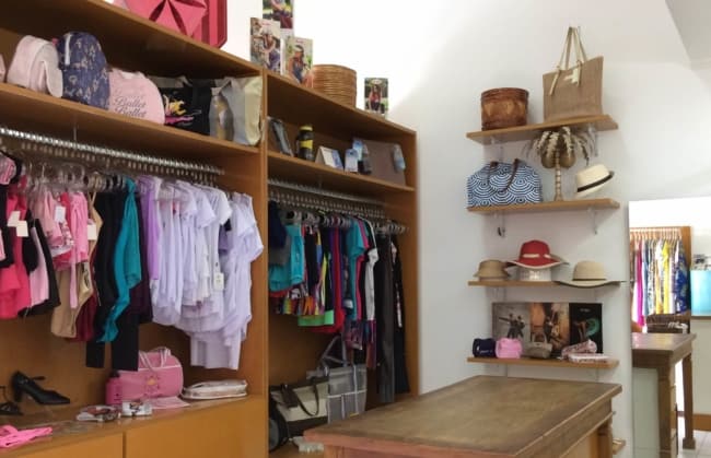 loja pequena de roupas com moveis de madeira