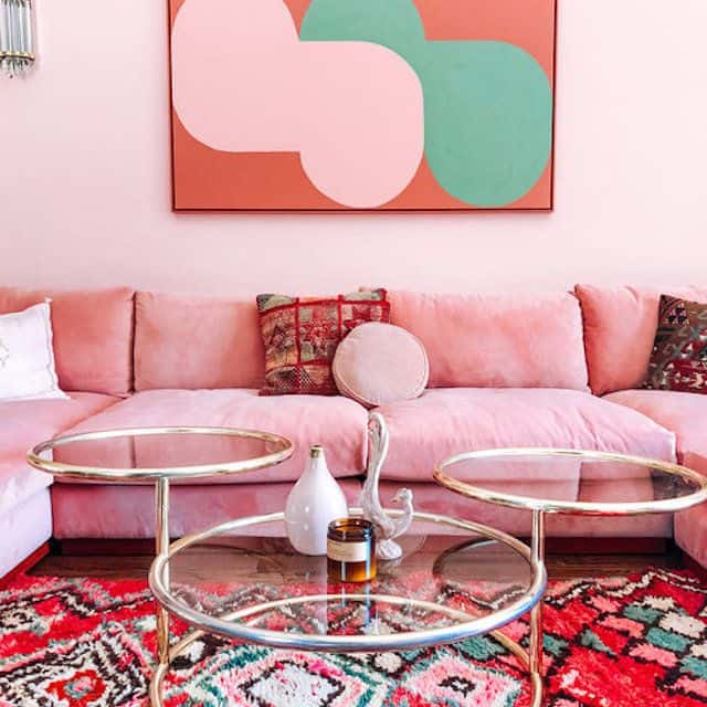 sala e sofa rosa
