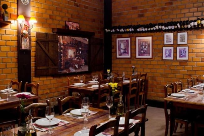 restaurante pequeno com paredes de tijolinhos