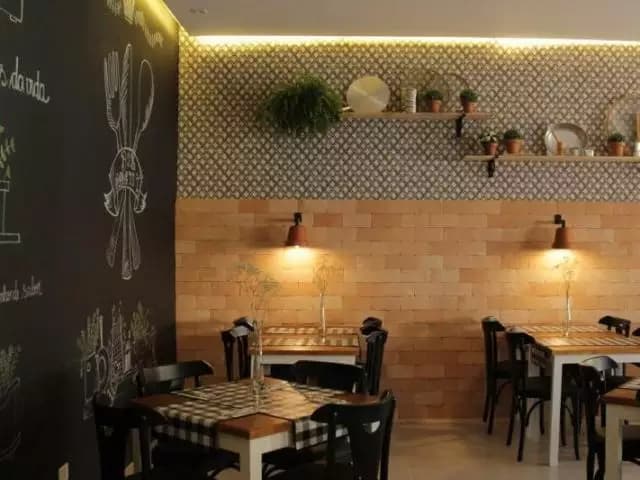 restaurante pequeno e aconchegante com parede lousa