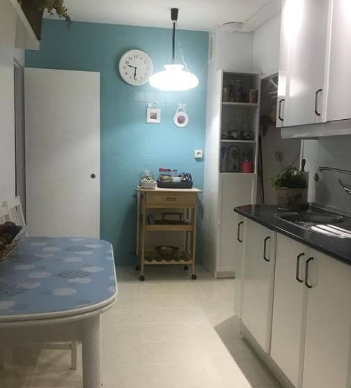cozinha com azulejos pintados de azul