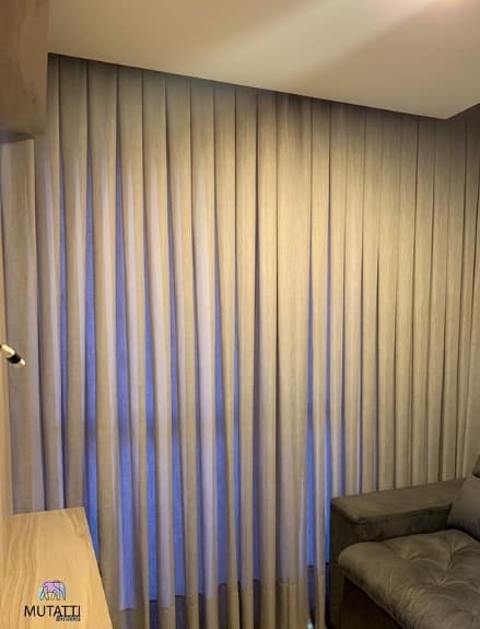 sala com cortina de linho cinza