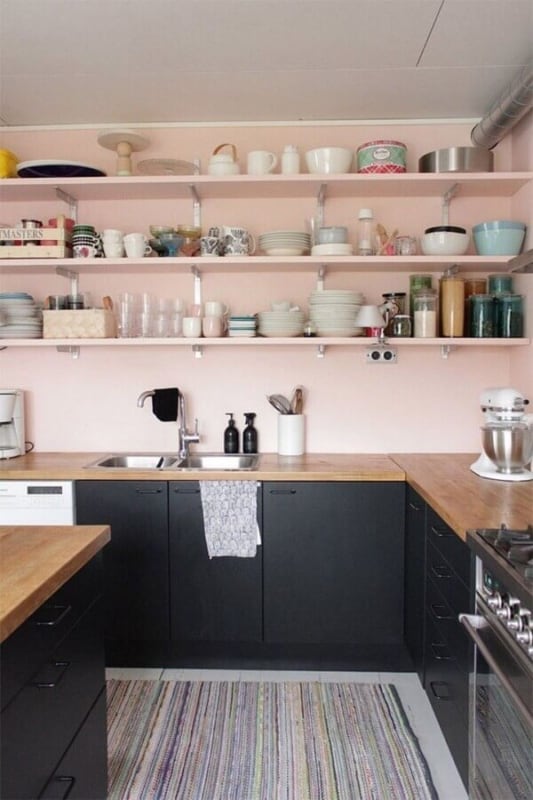 cozinha com decoracao em rosa pastel e preto