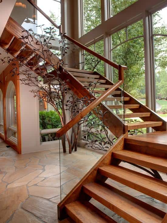 escada de madeira vazada com guarda corpo de vidro