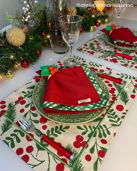 mesa de natal com jogo americano de tecido