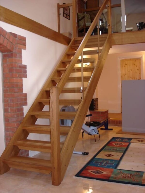escada de madeira vazada