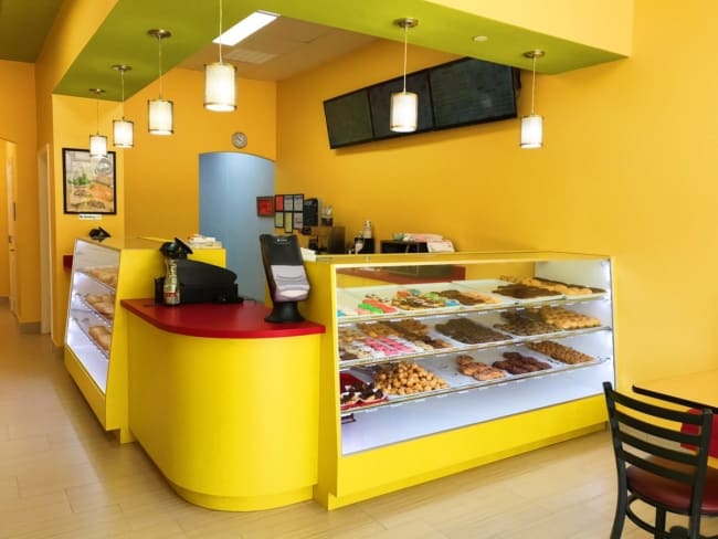 loja de donuts moderna com parede amarela
